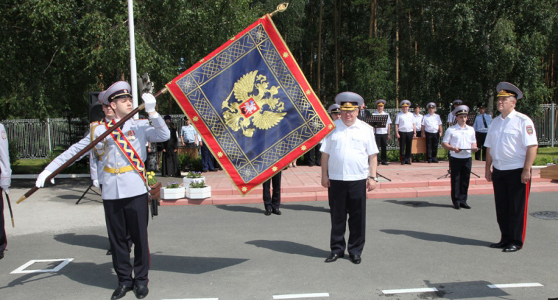 Уральский юридический институт МВД России обрел новое знамя и выпустил молодых лейтенантов