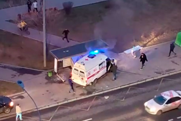 Машина скорой помощи врезалась в остановку с людьми в Москве | Скорая помощь сбила человека на остановке в Москве