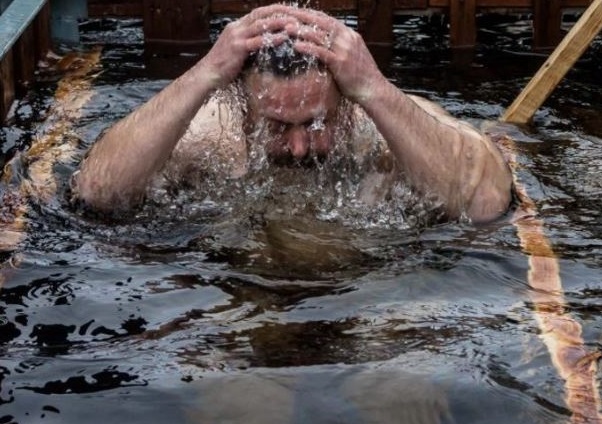 Священник рассказал, может ли святая вода испортиться со временем | Священник Портнов объяснил, почему святая вода может испортиться